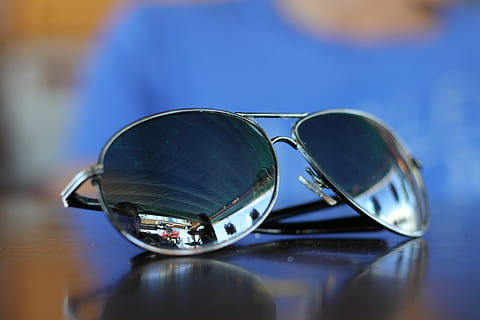 de couleur argentée, encadré, noir, lentille lunettes de soleil style aviateur, des lunettes de soleil, réflexion, accessoire, style, cool, bleu, mode, brillant, luxe, élégance, moderne, personne, fermer, des lunettes, mise au point sélective, se concentrer sur le premier plan, à l'intérieur, table, verre - matériel, nature morte, transparent, richesse, lunettes, Sécurité, attitude cool, accessoire personnel, couleur argentée, 5K, CC0, domaine public, libre de droits