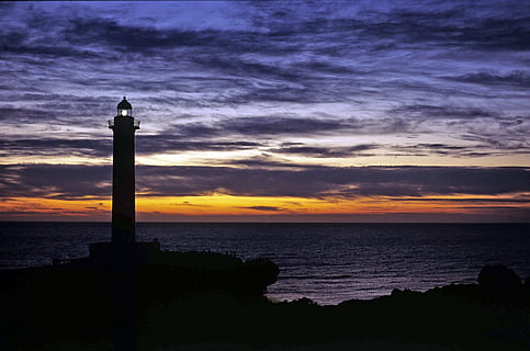 silhuet, fyrtårn, solnedgang, lys, mørk, mørke, skumring, sort, farve, kulisse, marinemaleri, skinner, orange, bjælke, advarsel, guide, kyst, klipper, hav, sorthed, nat, glød, himmel, vand, sky - himmel, arkitektur, bygget struktur, bygning udvendig, tårn, scenics - natur, skønhed i naturen, vejledning, natur, bygning, ingen mennesker, rolig scene, horisont, horisont over vand, udendørs, 1080P, CC0, offentligt domæne, royaltyfrie
