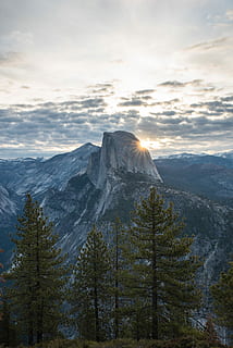 sol, augmentant, muntanya, ennuvolat, cel, fotografia de paisatge, Serra, verd, arbres, clar, blau, bosc, arbre, pi, flamarada, sortida del sol, posta de sol, explorar, yosemite, viatjar, fons de pantalla, paisatge, naturalesa, raig de sol, núvol, bellesa a la natura, escenics - natura, núvol - cel, escena tranquil·la, tranquil·litat, planta, escena no urbana, idíl·lic, cap gent, medi ambient, neu, temperatura de fred, creixement, a l'aire lliure, cim de muntanya, muntanya nevada, arbre de coníferes, 5K, CC0, domini públic, lliure de regalies
