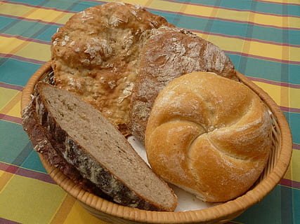 Brot, Brotkorb, Frühstück, wecken, rollen, Essen, Lebensmittel, Frische, gebacken, Essen und Trinken, ein Leib Brot, Bäckerei, keine Leute, Scheibe, Nahansicht, drinnen, Tabelle, Stillleben, gesundes Essen, fertig für den Verzehr, High Angle View, Wohlbefinden, braun, Teller, Holz - Material, direkt darüber, Brötchen, Vollkornbrot, 2K, CC0, gemeinfrei, lizenzfrei