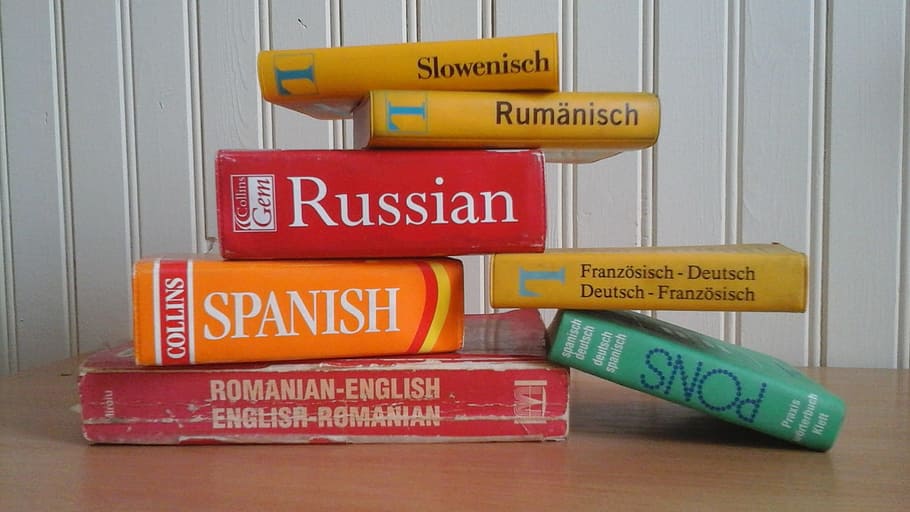 lot de llibres amb títol assortit, blanc, paret, diccionari, idiomes, aprenentatge, estrangers, traducció, educació, estudiar, guió occidental, text, comunicació, groc, cap gent, primer pla, signe, a l'interior, vermell, material de fusta, lletra majúscula, guió, color taronja, script no occidental, natura morta, senyal d'advertència, grup d'objectes, informació, símbol de fletxa, missatge, 1080P