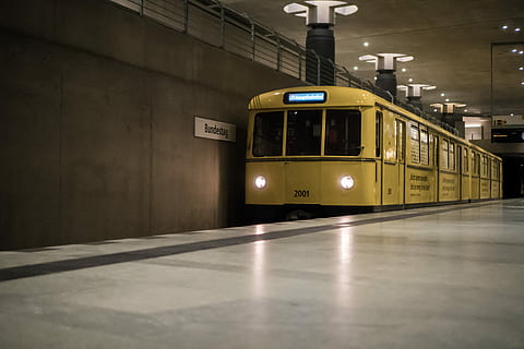 gul, elektrisk, tog, station, gult passagertog, underjordisk, platform, lys, offentlig transport, jernbanetransport, belyst, transportmidler, transportform, arkitektur, tog - køretøj, metrostation, metrostationen, nat, belysningsudstyr, ingen mennesker, rejse, by, undergrundsbane, spore, 5K, CC0, offentligt domæne, royaltyfrie