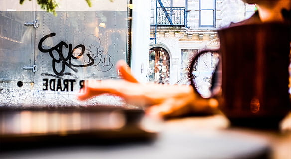 graffiti, vindue, cafe, voksen, kreativitet, mennesker, fokusere på baggrund, Kunst og håndværk, teknologi, livsstil, dag, Kvinder, to personer, meddelelse, selektiv fokusering, trådløs teknologi, ung voksen, mad og drikke, forretning, arbejder, 2K, CC0, offentligt domæne, royaltyfrie