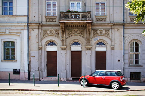 bowever, balcone, finestra, costruzione, budapest, mini, scena di strada, Ungheria, architettura, esterno dell'edificio, struttura costruita, modo di trasporto, auto, veicolo a motore, mezzi di trasporto, città, veicolo terrestre, strada, giorno, arco, in stile retrò, rosso, nessuno, vecchio, Entrata, all'aperto, 2K, CC0, dominio pubblico, privo di copyright