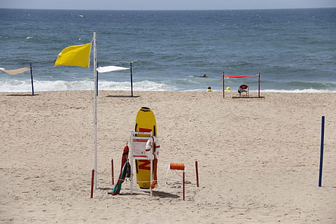 sikkerhed, strand, gul, Mar, beira mar, Salvador, saltvand, hav, sand, jord, vand, horisont, horisont over vand, natur, livredder, himmel, dag, menneskeskabte struktur, beskyttelse, stol, flag, lifeguard hytte, scenics - natur, udendørs, 2K, CC0, offentligt domæne, royaltyfrie
