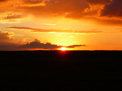 auringonlasku, punamusta, punainen, musta, luonto, dramaattinen taivas, auringonvalo, scenics, aurinko, taivas, siluetti, kauneus luonnossa, maisemat - luonto, pilvi - taivas, oranssi väri, tyyneys, ympäristö, rauhallinen kohtaus, idyllinen, ei ihmisiä, auringonsäde, maisema, majesteettinen, kunnioitusta, ulkona, tumma, kirkas, romanttinen taivas, 2K, CC0, public domain, rojaltivapaa