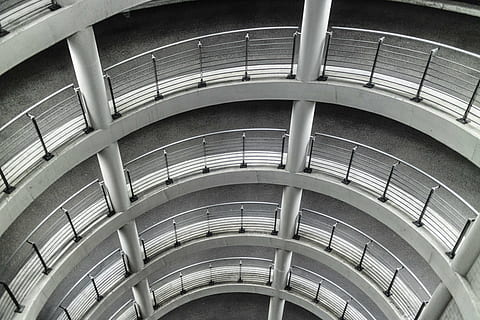 parcheggio multipiano, modello, ringhiera, grigio, architettura, struttura costruita, spirale, gradini e scale, scala, in casa, scala a chiocciola, nessuno, ripetizione, caratteristica architettonica, vista dall'alto, design, costruzione, giorno, moderno, forma, concentrico, 5K, CC0, dominio pubblico, privo di copyright