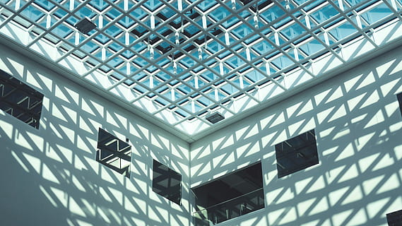 bottom view, struktur, lav, vinkelfotografering, hvid, beton, bygning, arkitektur, moderne, vindue, blå, lav vinkel visning, bygget struktur, bygning udvendig, ingen mennesker, glas - materiale, loft, dag, mønster, udendørs, by, skilt, design, natur, kontorbygning udvendig, sollys, pil symbol, 5K, CC0, offentligt domæne, royaltyfrie