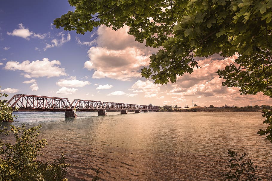 foto puente, azul, cielo, puente, foto, cielo azul, naturaleza, objetos, perezoso, río, arboles, camino acuático, al aire libre, escénico, agua, niagra, caídas, nubes, viaje, entrenar, hermoso, puente - estructura hecha por el hombre, arquitectura, lugar famoso, conexión, estructura construida, transporte, nube - cielo, árbol, destinos de viaje, planta, belleza en la naturaleza, Ingenieria, frente al mar, reflexión, puente de arco, 5K