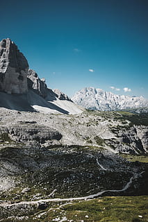 zasněžené hory, skalnaté, hora, naplněné, sníh, modrý, nebe, mrak, Skála, útes, cesta, stezka, stín, tráva, turistika, tirol, horská pastvina, tre cime di lavaredo, tři sestry, krása v přírodě, Příroda, klidné scény, klid, životní prostředí, scenics - příroda, krajina, nikdo, den, rock - objekt, pevný, pohoří, venku, mimoměstské scény, slunečního světla, formace, horský vrchol, 5K, CC0, veřejná doména, bez autorských práv