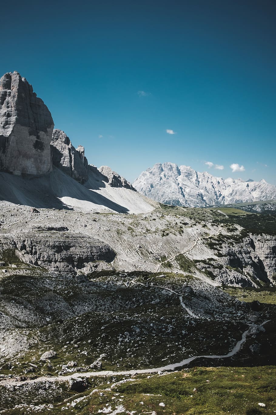 zasněžené hory, skalnaté, hora, naplněné, sníh, modrý, nebe, mrak, Skála, útes, cesta, stezka, stín, tráva, turistika, tirol, horská pastvina, tre cime di lavaredo, tři sestry, krása v přírodě, Příroda, klidné scény, klid, životní prostředí, scenics - příroda, krajina, nikdo, den, rock - objekt, pevný, pohoří, venku, mimoměstské scény, slunečního světla, formace, horský vrchol, 5K