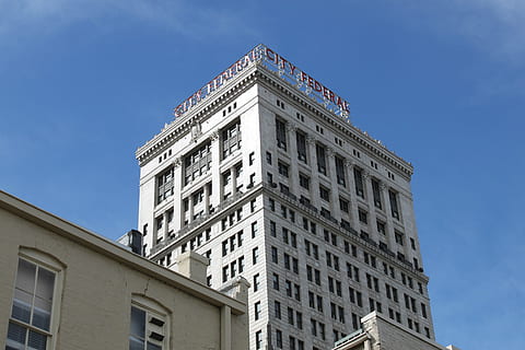 budynek, niebo, stary, mieszkanie, neon, słoneczny, wieżowiec, birmingham, alabama, miejski, Miasto, architektura, niebieski, widok, wysoki, wieża, zewnętrzny, punkt orientacyjny, federalny, zbudowana struktura, na zewnątrz budynku, okno, niski kąt widzenia, żadnych ludzi, Natura, historia, dzień, na dworze, przeszłość, dzielnica mieszkaniowa, gabinet, apartament, cele podróży, luksus, klasyczny styl, neoklasyczny, 4K, CC0, domena publiczna, darmowe zdjęcia