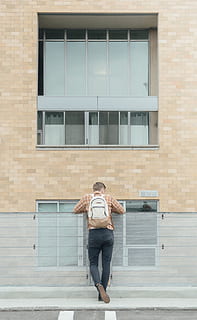 mand, iført, sort, jeans, person, tilbage, leder, ser, han-, hegn, by-, by, bygning, facade, vindue, moderne, stil, mode, afslappet, rygsæk, venter, en person, arkitektur, rigtige mennesker, bygget struktur, bygning udvendig, stående, fuld længde, forfra, fritidsaktivitet, dag, afslappet tøj, ung voksen, livsstil, voksen, unge kvinder, udendørs, væg, frisure, 1080P, CC0, offentligt domæne, royaltyfrie
