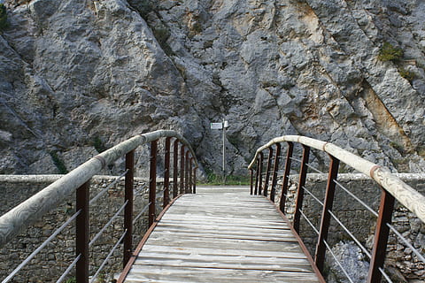 bro, gateway, gammel, sti, træ, jern, retning, vejen frem, rækværk, forbindelse, gangbro, bygget struktur, arkitektur, dag, træ - materiale, faldende perspektiv, klippe, natur, rock-objekt, rock formation, smal, ingen mennesker, udendørs, bro - menneskeskabt struktur, lang, 4K, CC0, offentligt domæne, royaltyfrie