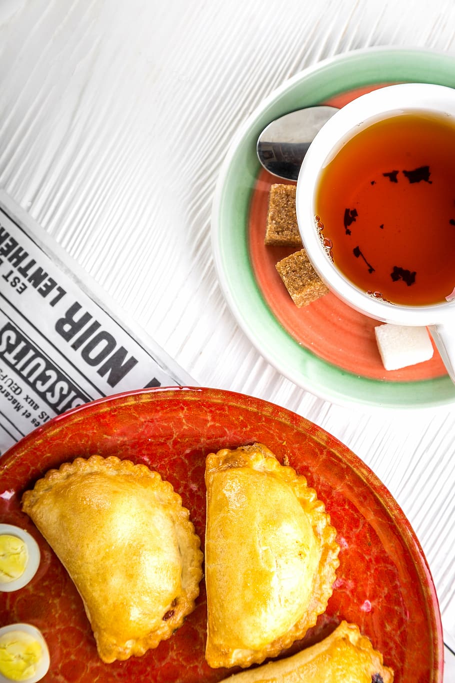 tassa de te, pans, superior, plats, te, esmorzar, tassa, beure, menjar, al matí, pastís, cafeteria, bon dia, nutrició, casa, saborós, alegria, humor, menjar i beguda, tassa de cafè, refresc, cafè - beguda, directament a sobre, frescor, llest per menjar, a l'interior, benestar, vista d’angle alt, primer pla, natura morta, cafè, cap gent, alimentació saludable, taula, berenar, vaixella, temptació, 5K