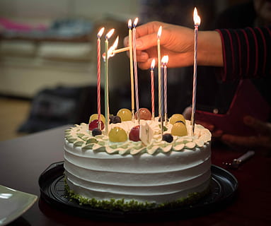 compleanno, lume di candela, secondo, torta, festa, cibo dolce, candela, dolce, cibo e bevande, cibo, al forno, indulgenza, torta di compleanno, celebrazione, tentazione, evento, mangiare malsano, candele di compleanno, mano umana, una persona, freschezza, anniversario, mano, 2K, CC0, dominio pubblico, privo di copyright