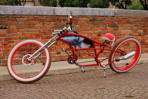 cykel, fremmedhed, excentrisk, hjul, pedaler, langstrakt, ray, sadel, væg, mursten, bro, cykelstyr, transportmidler, murstens væg, transportform, land køretøj, murbygningsfunktion, rød, sti, stationær, dag, arkitektur, ingen mennesker, udendørs, bygget struktur, brosten, fortov, natur, fokus på forgrunden, 4K, CC0, offentligt domæne, royaltyfrie