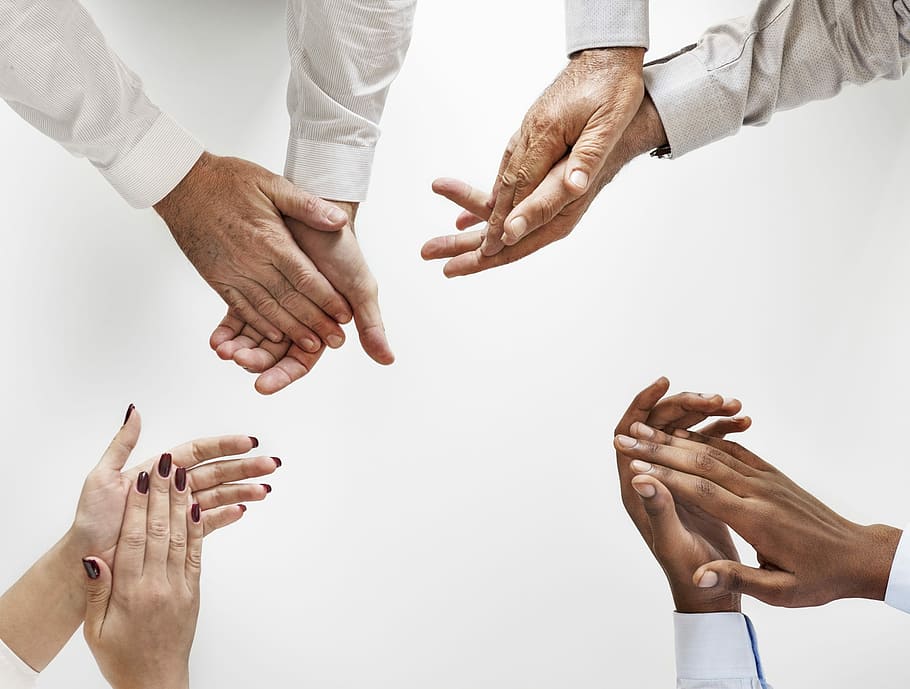 quatro pessoas batendo palmas, mão, humano, parceria, trabalho em equipe, cooperação, realização, africano, afro-americano, Descendência africana, acordo, América, americano, aplauso, apreciação, aprovação, Preto, pessoas negras, o negócio, caucasiano, desafio, anime-se, torcendo, batendo palmas, colaboração, empresa, corporação, criativo, desenvolvimento, diversidade, europeu, expressão, objetivos, grupo, mãos, gostar, gestão, missão, nome, russo, começar, bem sucedido, Apoio, suporte, Tag, alvo, equipe, consolidação de equipe, juntos, unidade, ocidental, zimbabuense, mão humana, parte do corpo humano, grupo de pessoas, parte do corpo, união, homens, membro humano, adulto, membro, tiro do estúdio, braço humano, dentro de casa, pessoas, conexão, fundo branco, machos, dedo, uma mãozinha, 1080P