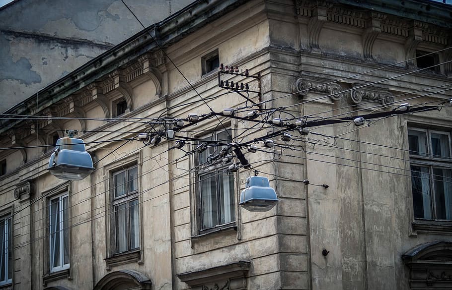 gris, llum, elèctric, cables, marró, concret, edifici, beix, cables de cable, pedra, finestra, arquitectura, exterior de l'edifici, estructura construïda, vista d’angle baix, cap gent, cable, ciutat, barri residencial, dia, tecnologia, a l'aire lliure, història, el passat, balcó, equips d’il·luminació, carrer, línia elèctrica, electricitat, apartament, 4K