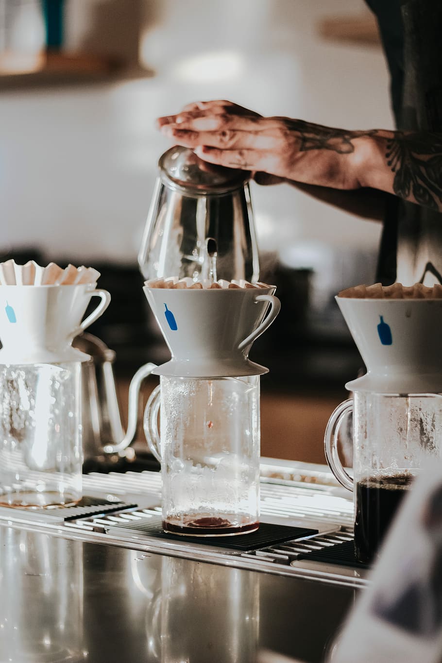 persona, detenzione, Riempimento, bianca, tazza, contenitore di vetro, scrosciante, liquido, caffè, bere, vaso, brocca, cibo e bevande, in casa, preparazione, mano umana, una persona, cucina, parte del corpo umano, stanza domestica, mano, persone reali, apparecchio, freschezza, caffè - bevanda, cucina domestica, rinfresco, cibo, boccale, 5K