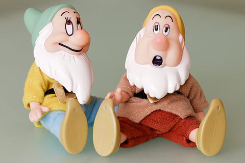 trpaslíci, tvář, oči, bart, obuv, šaty, hračka, figurka, panenka, uvnitř, nikdo, plná délka, usmívající se, detail, den, zastoupení, lidské zastoupení, studio shot, zábava, savec, barevné pozadí, žlutá, úspory, humor, stálý život, prasátko na spoření, 5K, CC0, veřejná doména, bez autorských práv
