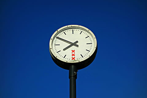 klocka, timme, tid, hand, timvisare, minuters hand, rund klocka, allmän klocka, blå, lågvinkelvy, form, himmel, inget folk, geometrisk form, klockansikte, siffra, cirkel, klar himmel, noggrannhet, klocka hand, kopiera utrymme, dag, Pol, natur, 4K, CC0, offentligt domän, royaltyfria