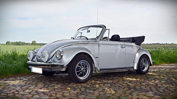 cinzento, Fusca volkswagen, conversível, coupe, estacionado, lado, estrada, sombra, árvore, dia, oldtimer, vw, besouro vw, clássico, volkswagen, velho, volkswagen vw, carro, veículo terrestre, estilo retro, antiquado, transporte, ao ar livre, cromada, luxo, roda, modo de transporte, veículo motorizado, estacionário, céu, carro antigo, natureza, ninguém, cidade, calçada portuguesa, viagem, nuvem - céu, pedra, 5K, CC0, domínio público, royalty free