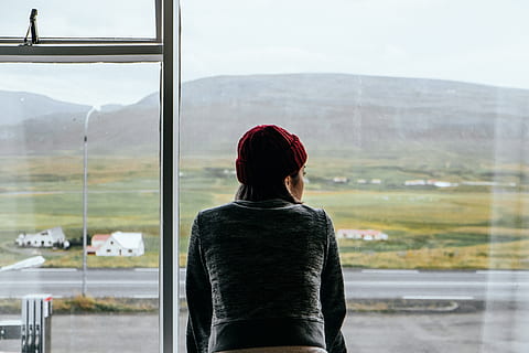 mujer, en pie, ventana de vidrio, vistiendo, gris, capa, rojo, tejer, gorra, mirando, distancia, claro, dentro de lo salvaje, persona, ventana, vista trasera, una persona, hombres, mirando por la ventana, adulto, imagen en color, día, gente, esperando, hora del dia, solo una mujer, cintura para arriba, material de vidrio, transparente, contemplación, montaña, viaje, transporte, al aire libre, gente real, peinado, mirando a la vista, acecho, 4K, CC0, dominio público, libre de derechos