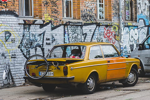 vintage, coupe, monociclo, de volta, parque, parede de graffiti, Castanho, estacionado, parede, grafite, amarelo, carro, cena urbana, rua, cidade, Táxi, vida urbana, cidade de Nova York, velho, transporte, modo de transporte, ao ar livre, veículo terrestre, rua da cidade, arquitetura, exterior do edifício, estrutura construída, dia, veículo motorizado, estrada, ninguém, criatividade, 5K, CC0, domínio público, royalty free