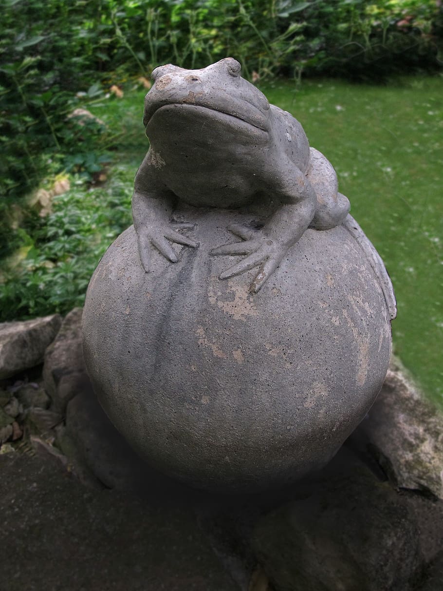 frø, bold, keramisk, frøken prins, have, frø, bold, deco, dekoration, kunst, figur, statue, skulptur, ingen mennesker, dag, udendørs, tæt på, Kunst og håndværk, menneskelig repræsentation, repræsentation, kreativitet, solid, håndværk, mandlig lighed, fokus på forgrunden, natur, gammel, høj vinkel visning, klippe, stak, stenmateriale, snavset, udskæring, 2K