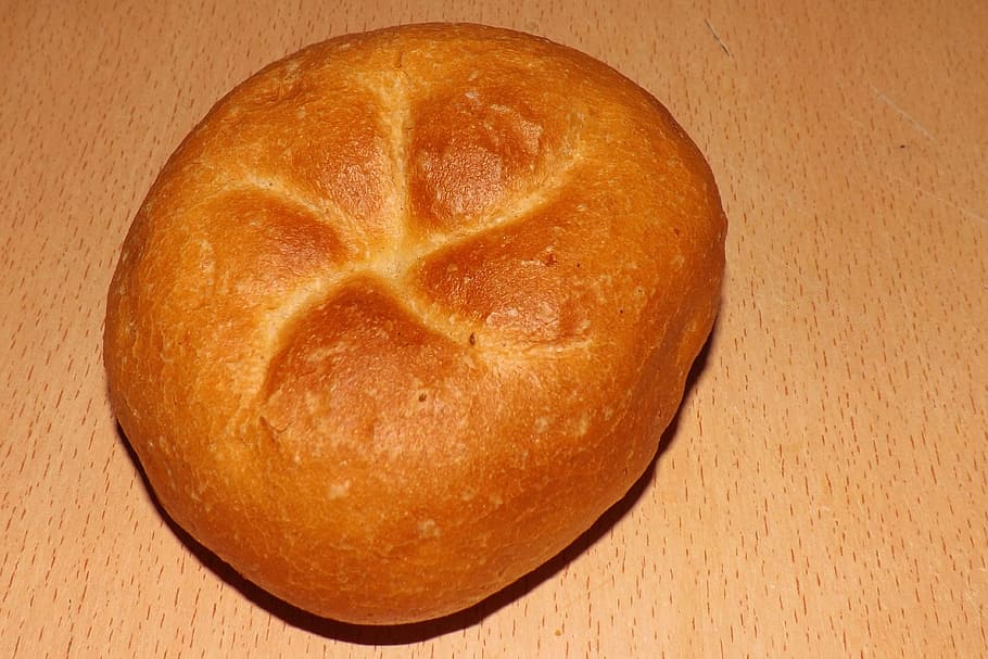 rodar, kaiser, bun, enfornar, forner, menjar, Kaiser bun, pa, frescor, menjar i beguda, marró, al forn, primer pla, llesca de pa, esmorzar, cap gent, alimentació saludable, directament a sobre, taula, material de fusta, a l'interior, vista d’angle alt, menjar dolç, natura morta, benestar, sol objecte, fruita, casolà, 4K