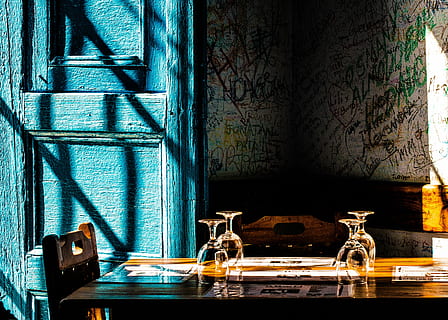 fotografia, Marrone, tavolo, bicchieri, quattro, bicchiere di vino, superiore, interno, ombra, Cuba, porta, in casa, nessuno, vecchio, caratteristica della parete, luce del sole, legno - materiale, metallo, giorno, finestra, abbandonato, natura morta, danneggiato, intemperie, obsoleto, attrezzatura per l'illuminazione, architettura, parete, lampada elettrica, 4K, CC0, dominio pubblico, privo di copyright