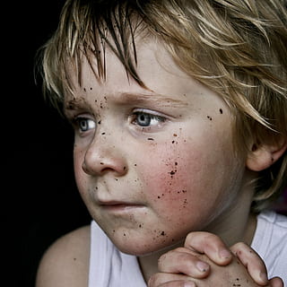 rezando, niño, polvo, cara, sucio, frío, solamente, brazo, jugar, bosque, juventud, al aire libre, sano, movimiento, recreación, gente, cara humana, etnia caucásica, muchachos, una persona, retrato, disparo a la cabeza, infancia, pelo rubio, pelo, de cerca, descendencia, machos, hombres, parte del cuerpo humano, fondo negro, gente real, adentro, parte del cuerpo, peca, inocencia, contemplación, peinado, adolescente, 1080P, CC0, dominio público, libre de derechos