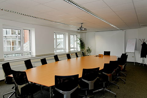salle de conférence, chaises, table, beamer, la fenêtre, conférence, à l'intérieur, chaise, réunion, salle de conseil, affaires, personne, moderne, Bureau, séminaire, chambre domestique, siège, absence, vide, journée, meubles, verre - matériel, arrangement, sol, affaire d'entreprise, table de conférence, dans une rangée, plafond, 4K, CC0, domaine public, libre de droits