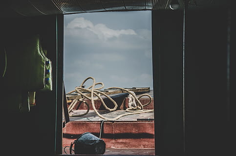 braun, Seil, Holzplatte, draußen, Gebäude, tagsüber, grau, Seile, schwarz, Eimer, Person, Boot, Deck, Fenster, alt, drinnen, gebaute Struktur, Tag, Himmel, die Architektur, wolke - himmel, eine Person, Glas - Material, echte Menschen, Natur, transparent, Lebensstile, Eingang, Haus, niedriger Abschnitt, 4K, CC0, gemeinfrei, lizenzfrei