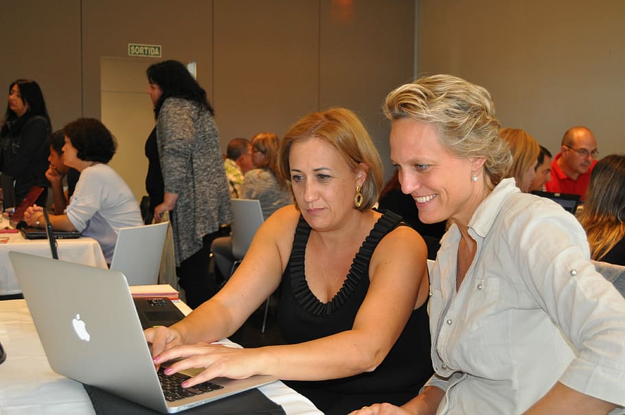 dos, dona, utilitzant, blanc, fusta, taula, dues dones, MacBook, taula de fusta, nancy ballesteros, kathia, venedors d’internet, aprenentatge, escola, adults, escola d'adults, Cursos per a adults, curs, assegut, grup de persones, tecnologia, portàtil, a l'interior, comunicació, tecnologia sense fils, ordinador, adult, dones, usant portàtil, connexió, dones joves, adult jove, somrient, persones reals, gent, femelles, homes, adult madur, 4K