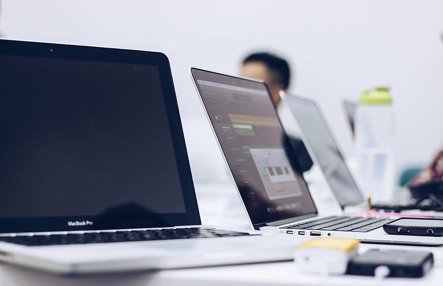 convertit, MacBook, pro, taula, superior, portàtil, ordinador, poma, habitació, modern, tecnologia, electrònica, treballar, escriptori, recerca, negocis, estudiar, oficina, mòbil, telèfon, pantalla tàctil, borrós, usant portàtil, tecnologia sense fils, una persona, connexió, monitor d’ordinador, només adults, comunicació, mobles, negoci corporatiu, persona de negocis, adult, a l'interior, equips informàtics, ocupat, 2K