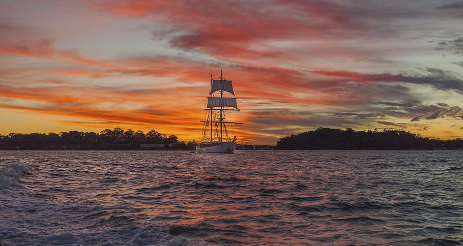 Weiß, Boot, Meer, golden, Zeit, Wolken, Wolkengebilde, Kreuzfahrt, Dramatischer Himmel, Dämmerung, Abend, Abendhimmel, Inseln, Landschaft, maritim, Natur, Ozean, draußen, Segelboot, Segeln, seelandschaft, Silhouetten, Himmel, Sonnenuntergang, Transportsystem, Bäume, Wasser, Wasserfahrzeug, Wellen, wolke - himmel, Schönheit in der Natur, Szenen - Natur, Ufergegend, Ruhe, die Architektur, keine Leute, ruhige Szene, gebaute Struktur, gewellt, orange Farbe, Land, 5K