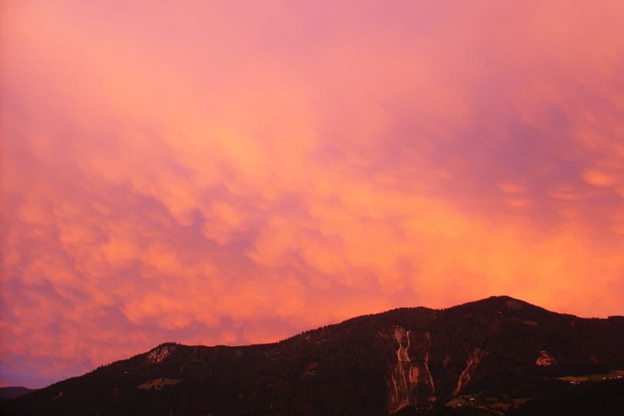 cel, endavant, núvols, posta de sol, cel de la nit, l'estat d'ànim del temps, atmosfera, drama, temps, humor, tarda, llum solar, silueta, muntanya, escenics, naturalesa, cap gent, bellesa a la natura, núvol - cel, escenics - natura, escena tranquil·la, tranquil·litat, color taronja, idíl·lic, medi ambient, escena no urbana, a l'aire lliure, Serra, vista d’angle baix, remot, paisatge, cim de muntanya, cel romàntic, 2K