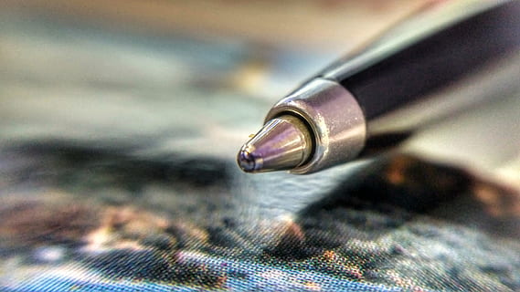 pen, makro, kontor, dokument, skilt, skrivning, job, skrive, skrivebord, Underskrift, regnskab, blæk, Bemærk, plan, tæt på, selektiv fokusering, ingen mennesker, fokus på forgrunden, bevægelse, dag, vand, meddelelse, natur, metal, udendørs, forretning, dråbe, sløret bevægelse, forbindelse, teknologi, ekstrem nærbillede, trådløs teknologi, 4K, CC0, offentligt domæne, royaltyfrie