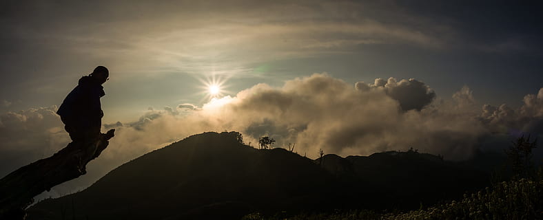 puesta de sol, nubes, naturaleza, cielo, paisaje, crepúsculo, picnic, excursionismo, acampar, escalar la montaña, viaje, ligero, otoño, nube - cielo, silueta, una persona, montaña, hombres, belleza en la naturaleza, vista lateral, rayo de sol, machos, retroiluminado, Dom, adulto, pico de la montaña, en pie, al aire libre, tierra, 8K, CC0, dominio público, libre de derechos