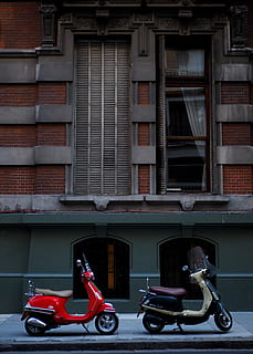 to, motor scootere, parkert, bygning, rød, vespa motor scooter, arkitektur, fasade, vindu, murstein, transportmiddel, transport, bygge eksteriør, land kjøretøy, bygget struktur, scooter, motor scooter, by, dag, gate, motorsykkel, parkering, stasjonær, ingen folk, utendørs, vei, 4K, CC0, offentlig domene, opphavsrett gratis