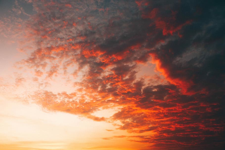 pyöreitä pilviä, matala, kulma-valokuva, pilviä, taivas, oranssi, pilvi, auringonlasku, auringonnousu, pilvi - taivas, dramaattinen taivas, oranssi väri, maisemat - luonto, cloudscape, kauneus luonnossa, tyyneys, luonto, ei ihmisiä, rauhallinen kohtaus, monivärinen, idyllinen, punainen, elävä väri, taustat, ympäristö, moody sky, abstrakti, ulkona, abstrakti tausta, tumma, kirkas, kylläinen väri, kirkkaasti valaistu, 5K