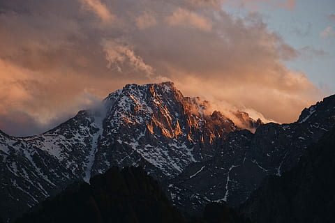 górskie fotografie lotnicze, śnieżna Góra, pochmurny, niebo, zachód słońca, śnieg, Góra, Chmura, szczyt, na wolnym powietrzu, majestatyczny, Natura, chropowaty, krajobraz, ciemny, Tapeta, pulpit, scenics - natura, piękno natury, pasmo górskie, chmura - niebo, środowisko, szczyt górski, zimna temperatura, zimowy, ośnieżona góra, dramatyczne niebo, skała, spokój, spokojna scena, żadnych ludzi, na dworze, 5K, CC0, domena publiczna, darmowe zdjęcia