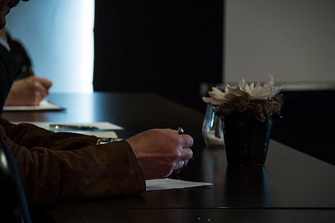 persona, celebració, bolígraf, gerro de flors, negre, superfície, nota, prendre notes, anoti-ho, oficina, reunió, mà, escriure, negocis, gent, taula, homes, escriptori, mà humana, home de negocis, a l'interior, una persona, persona de negocis, mobles, assegut, document, adult, menjar i beguda, paper, mascles, restaurant, lloc de treball, vidre, paperassa, 5K, CC0, domini públic, lliure de regalies