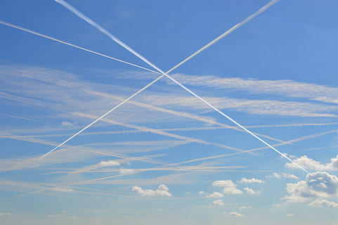 contrail, nebe, mraky, modrý, cloudformace, scéna s oblaky, modrá obloha, Příroda, vzduch, mrak - nebe, venku, počasí, parní stezka, létající, nikdo, leteckého vozidla, letoun, přeprava, krása v přírodě, den, životní prostředí, nízký úhel pohledu, pozadí, tvar kříže, scenics - příroda, letecký a kosmický průmysl, 4K, CC0, veřejná doména, bez autorských práv