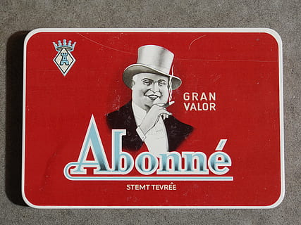 cigarer, boks, tin, pakke, røg, stil, design, tekst, rød, meddelelse, vestlige script, menneskelig repræsentation, mandlig lighed, skilt, repræsentation, ingen mennesker, Kunst og håndværk, tæt på, dag, kvindelig lighed, Information, kreativitet, vejskilt, ferie, informationsskilt, 4K, CC0, offentligt domæne, royaltyfrie