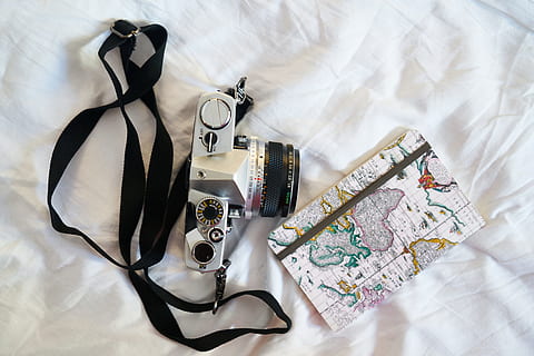 gammel, notesbog, kort, Bestil, ferie, legetøj hobbyer, Foto, fotografering, kamera, rejse, navigator, journalist, ingen mennesker, indendørs, dag, tæt på, høj vinkel visning, seng, soveværelse, møbel, stilleben, tekstil, hjemlige værelse, direkte over, pude, sko, hvid farve, studio skud, kamera - fotografisk udstyr, ark, tøj, mønster, 5K, CC0, offentligt domæne, royaltyfrie