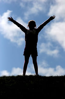wolken, kind, gelukkig, menselijke arm, lidmaat, opgeheven armen, menselijk lichaamsdeel, hemel, uitgestrekte armen, een persoon, wolk - lucht, vrijetijdsbesteding, natuur, volledige lengte, echte mensen, levensstijlen, veld-, achteraanzicht, zorgeloos, staand, vrijheid, land-, dag, buitenshuis, opwinding, positieve emotie, menselijke ledemaat, 2K, CC0, publiek domein, royaltyvrij