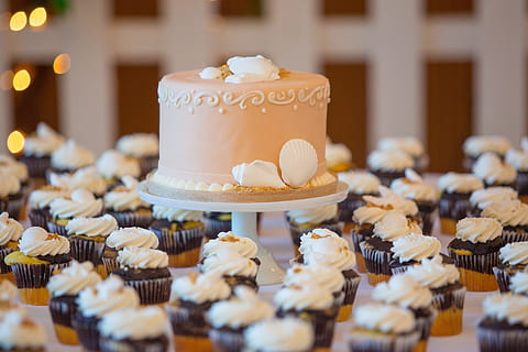beige, fondant kage, omgivet, sort, hvid, cupcakes meget, bryllup, kage, cupcake, reception, dessert, ægteskab, frosting, kærlighed, mad, bryllupskage, glasur, sukker, gift, differentieret, fest, sød, sødt mad, mad og drikke, bagt, overbærenhed, fristelse, friskhed, begivenhed, selektiv fokusering, stor gruppe af objekter, slik, tæt på, ingen mennesker, butik, bageri, bagt konditorivarer, porcelæn, 5K, CC0, offentligt domæne, royaltyfrie